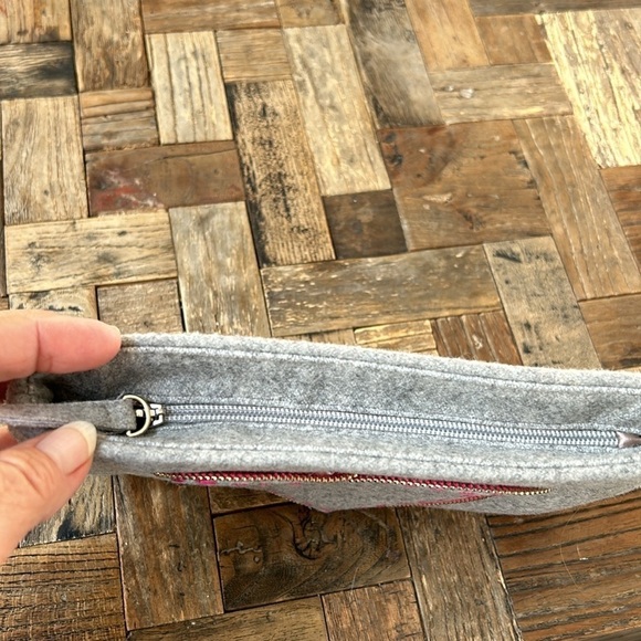 Shiraleah Heart Gray Felt Pouch Bright Pink Interior - Picture 5 of 8